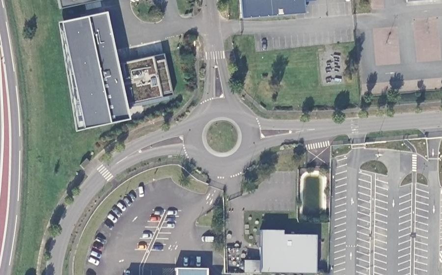 Vue aérienne du Rond-point anonyme n°160175480