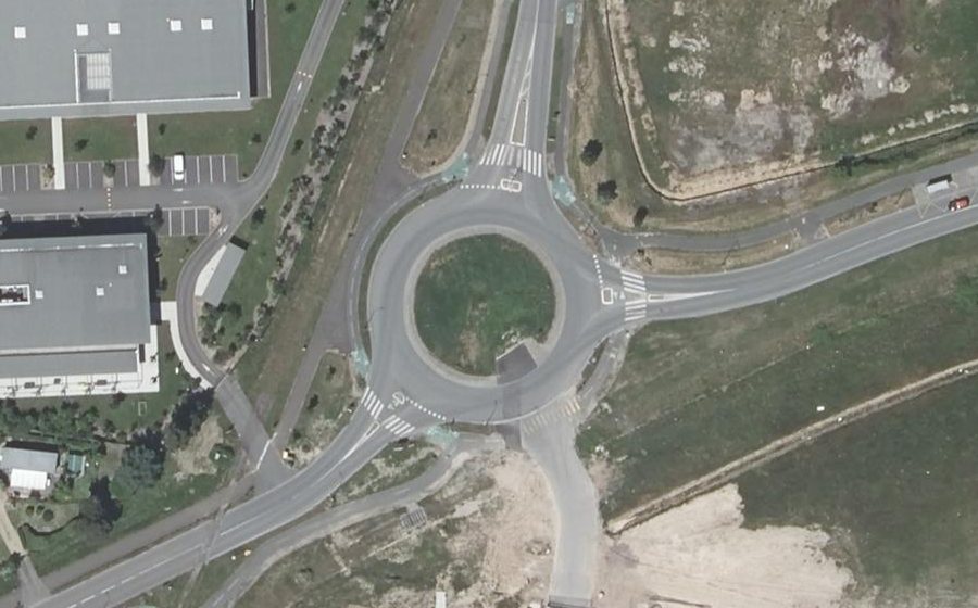 Vue aérienne du Rond-point anonyme n°160207631