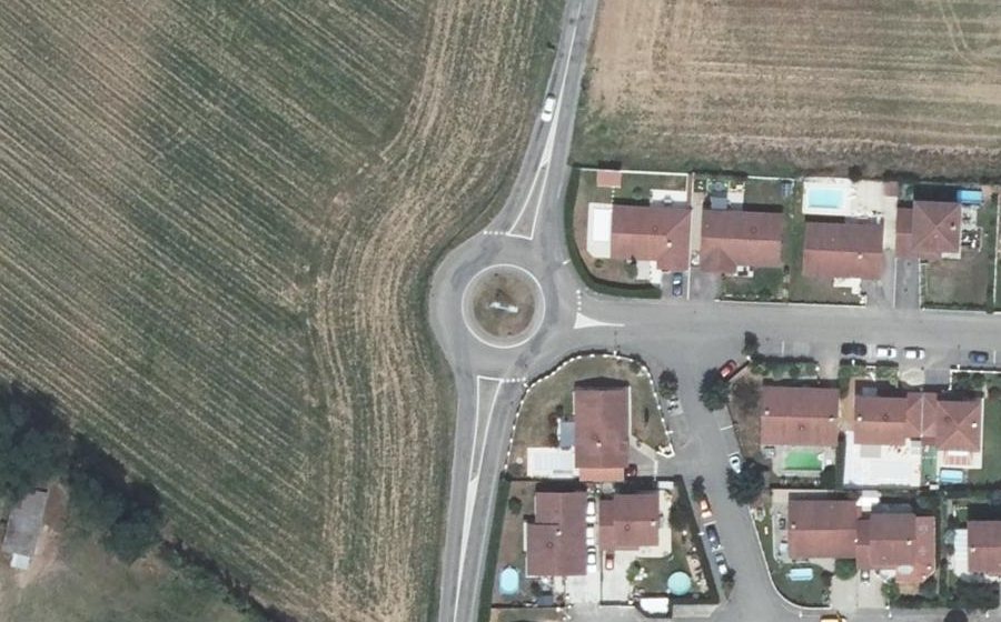 Vue aérienne du Rond-point anonyme n°160242634