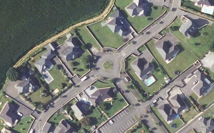 Vue aérienne du Rond-point anonyme n°160247069