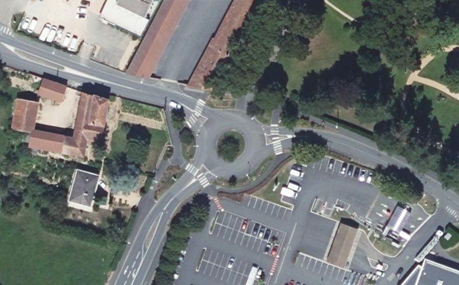 Vue aérienne du Rond-point anonyme n°160270684