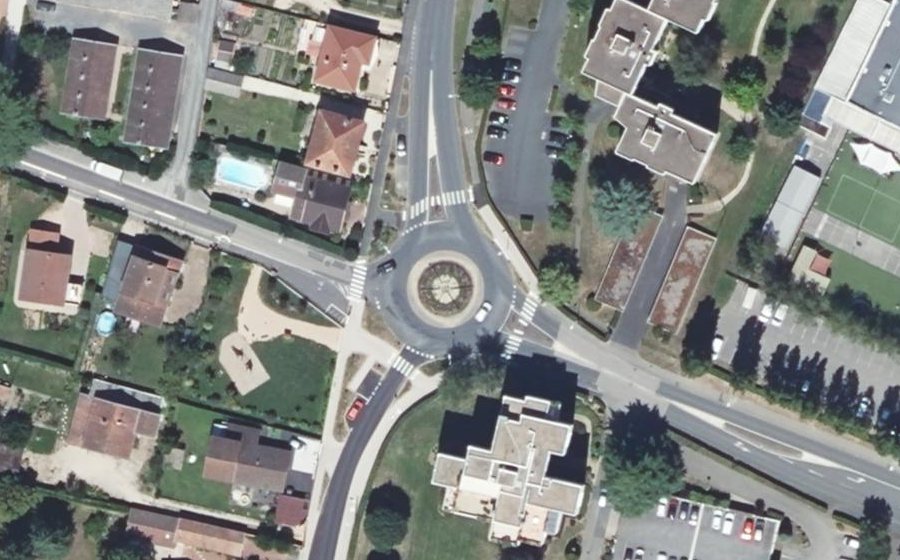 Vue aérienne du Rond-point anonyme n°160270686