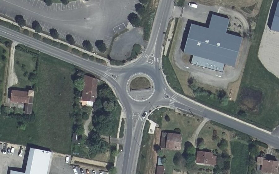 Vue aérienne du Rond-point anonyme n°160283524
