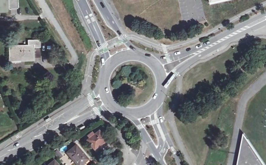 Vue aérienne du Rond-point anonyme n°160348806