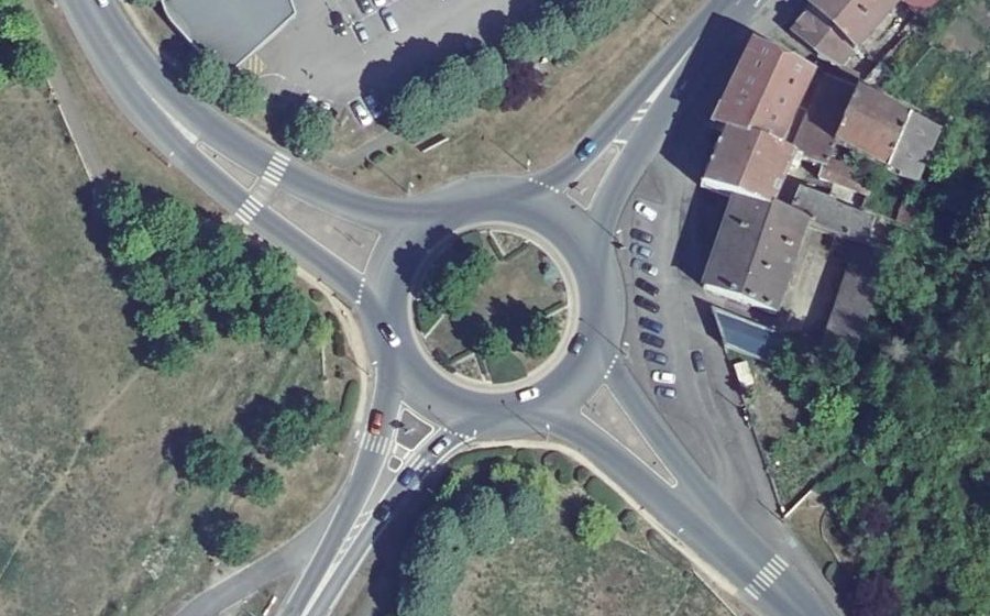Vue aérienne du Rond-point anonyme n°160369337