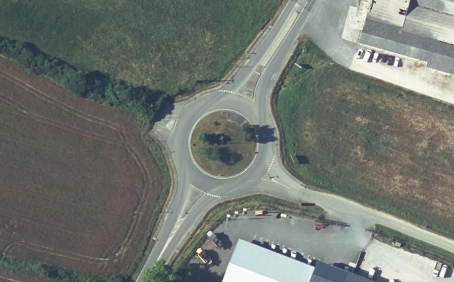 Vue aérienne du Rond-point anonyme n°160373279