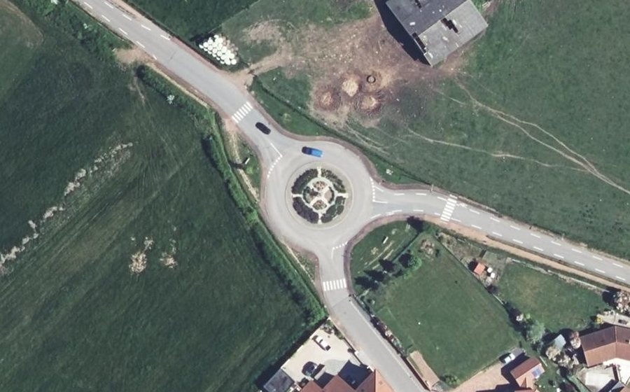 Vue aérienne du Rond-point anonyme n°160385448