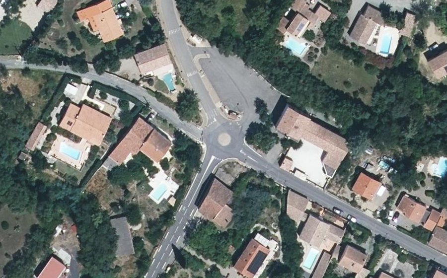 Vue aérienne du Rond-point anonyme n°160395976