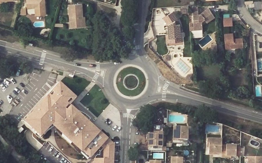 Vue aérienne du Rond-point anonyme n°160435074