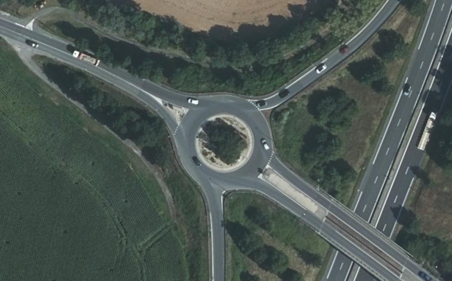 Vue aérienne du Rond-point anonyme n°160452180