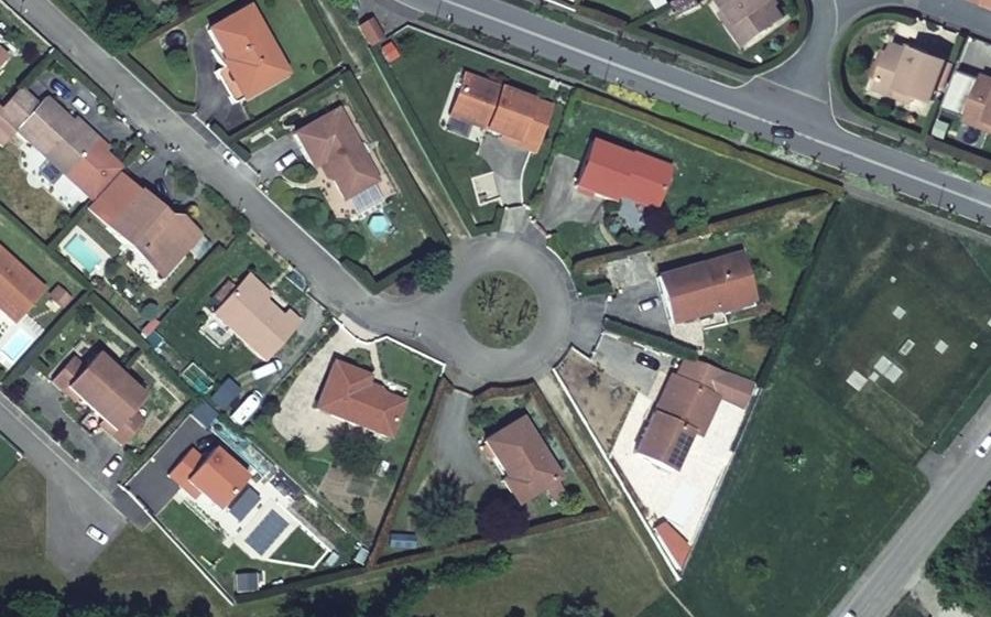 Vue aérienne du Rond-point anonyme n°160459436
