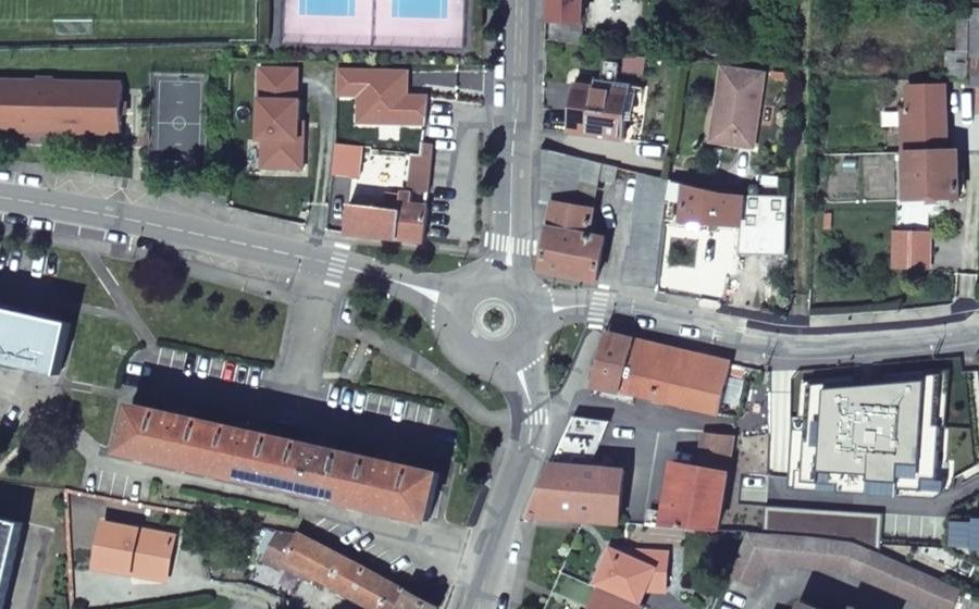 Vue aérienne du Rond-point anonyme n°160476175