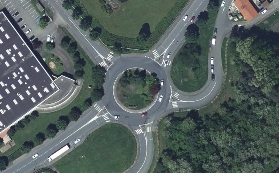 Vue aérienne du Rond-point anonyme n°160482980