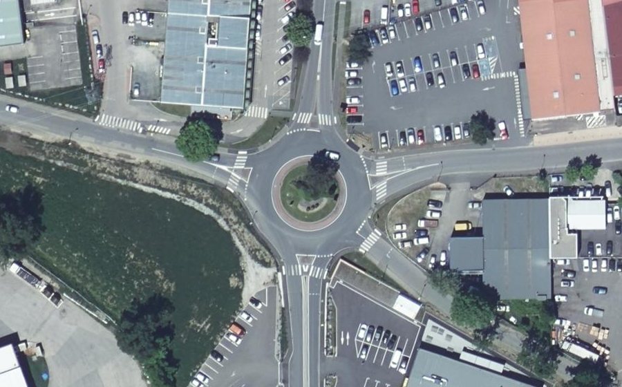 Vue aérienne du Rond-point anonyme n°160484600