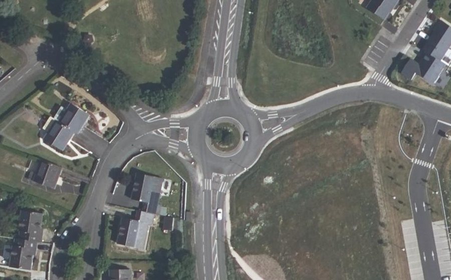 Vue aérienne du Rond-point anonyme n°160527733
