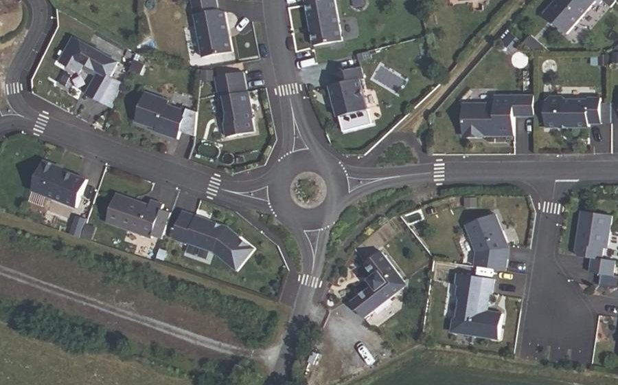 Vue aérienne du Rond-point anonyme n°160527746