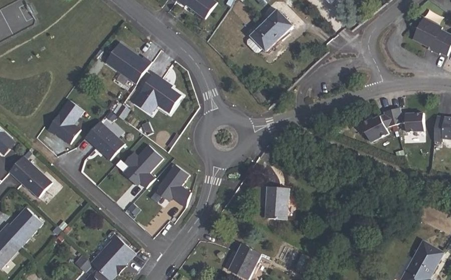 Vue aérienne du Rond-point anonyme n°160527747