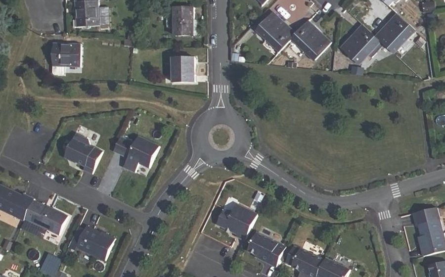 Vue aérienne du Rond-point anonyme n°160527751