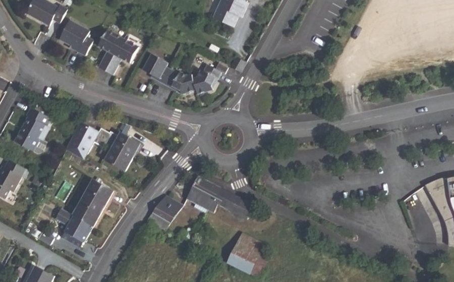 Vue aérienne du Rond-point anonyme n°160527759