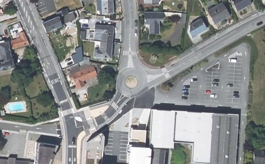 Vue aérienne du Rond-point anonyme n°160527761