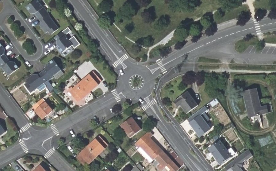 Vue aérienne du Rond-point anonyme n°160527781