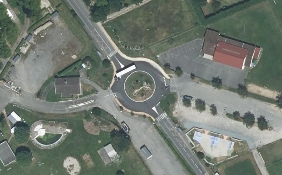 Vue aérienne du Rond-point anonyme n°160528655