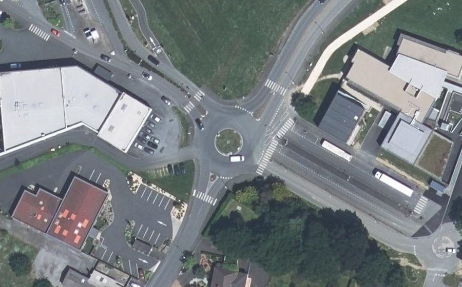 Vue aérienne du Rond-point anonyme n°160532132