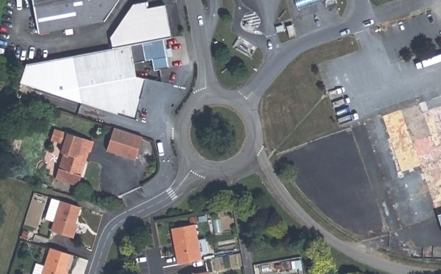 Vue aérienne du Rond-point anonyme n°160532142