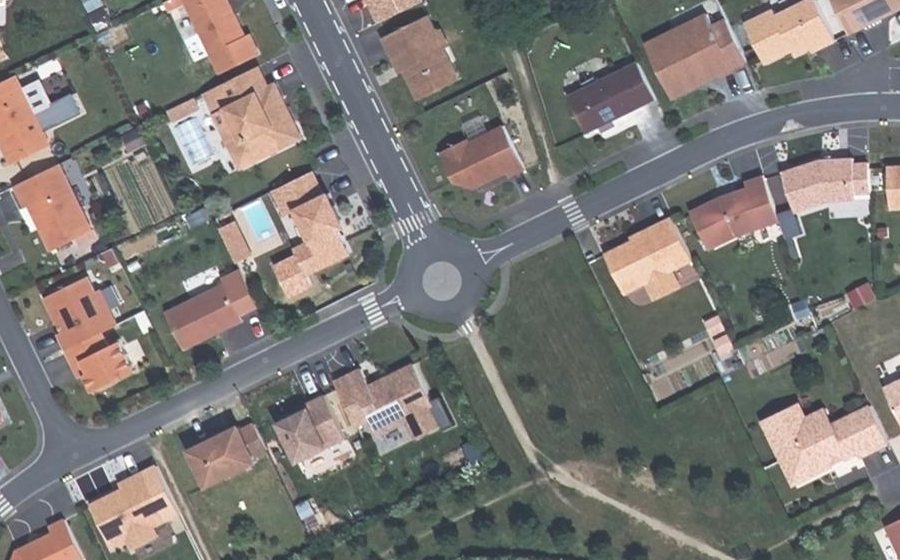 Vue aérienne du Rond-point anonyme n°160532147