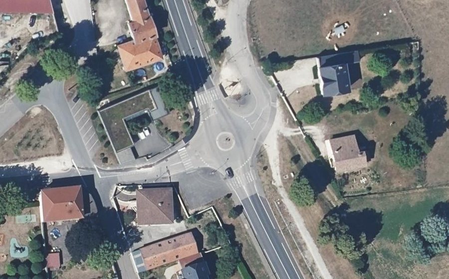 Vue aérienne du Rond-point anonyme n°160620941