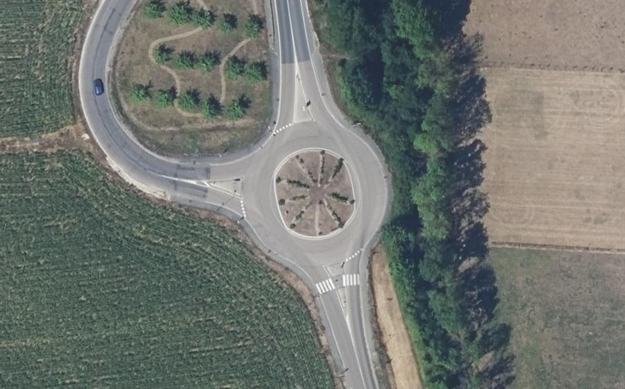 Vue aérienne du Rond-point anonyme n°160620987