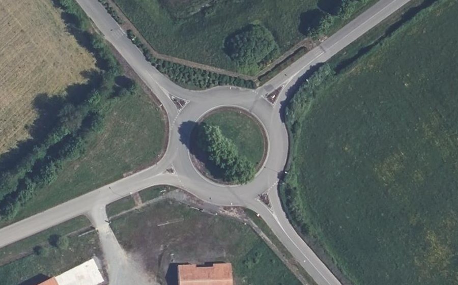 Vue aérienne du Rond-point anonyme n°160638654