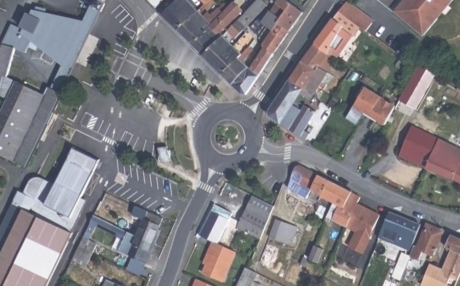 Vue aérienne du Rond-point anonyme n°160642645