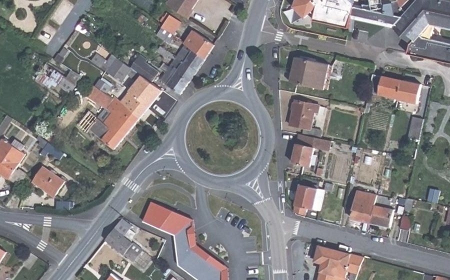 Vue aérienne du Rond-point anonyme n°160642717
