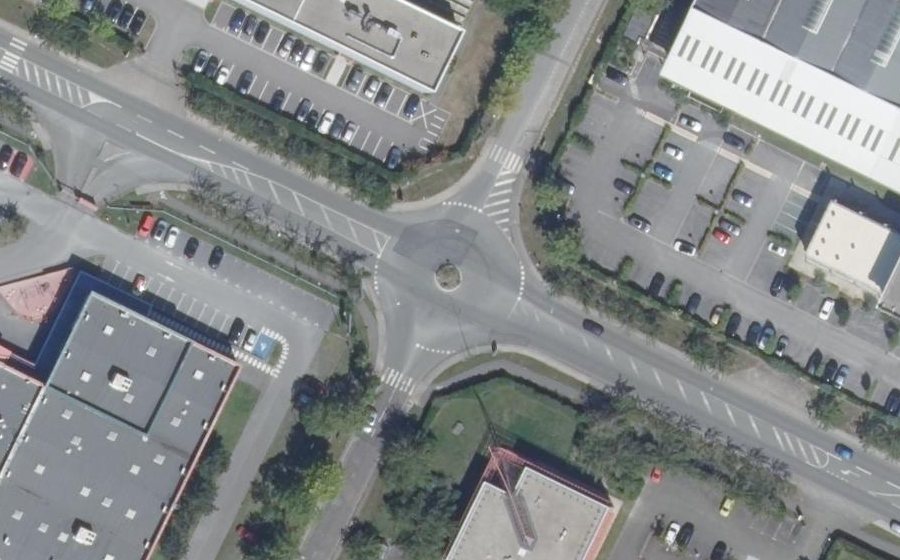 Vue aérienne du Rond-point anonyme n°160669700