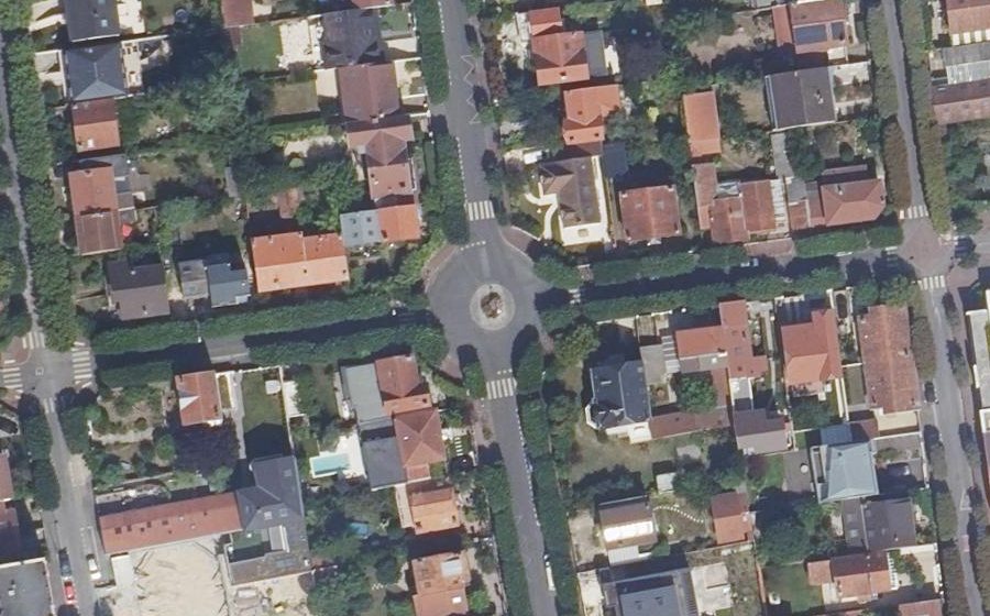 Vue aérienne du Rond-point anonyme n°160669702