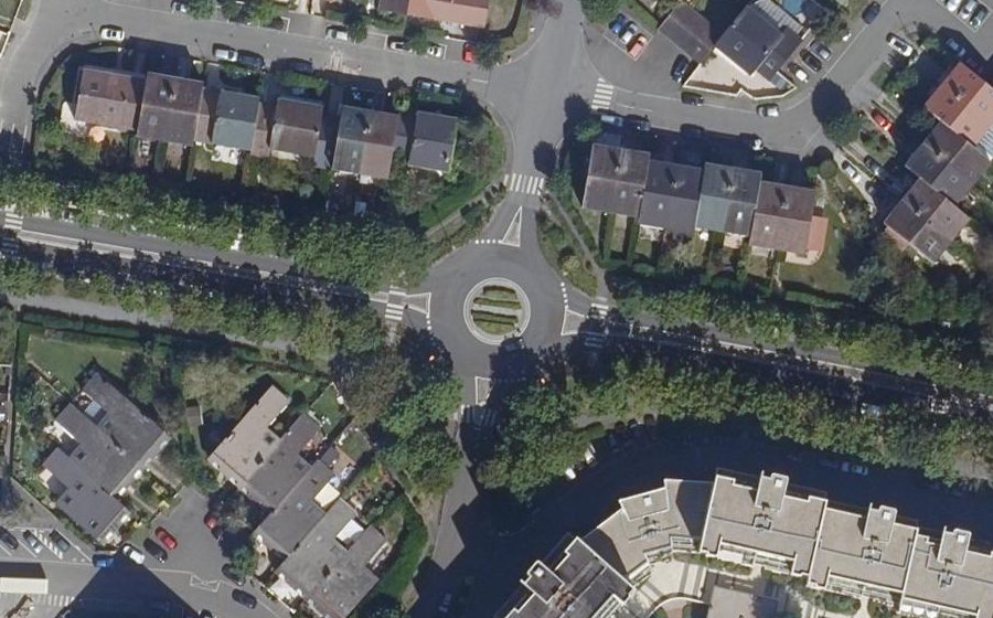 Vue aérienne du Rond-point anonyme n°160669703