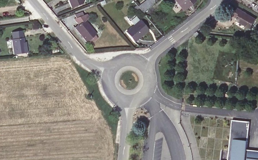 Vue aérienne du Rond-point anonyme n°160679726