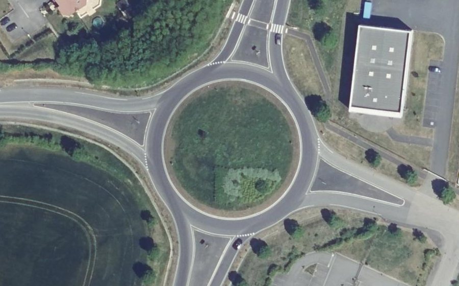 Vue aérienne du Rond-point anonyme n°160703926