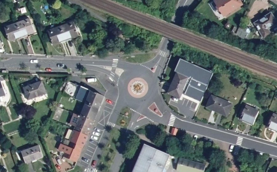 Vue aérienne du Rond-point anonyme n°160733319