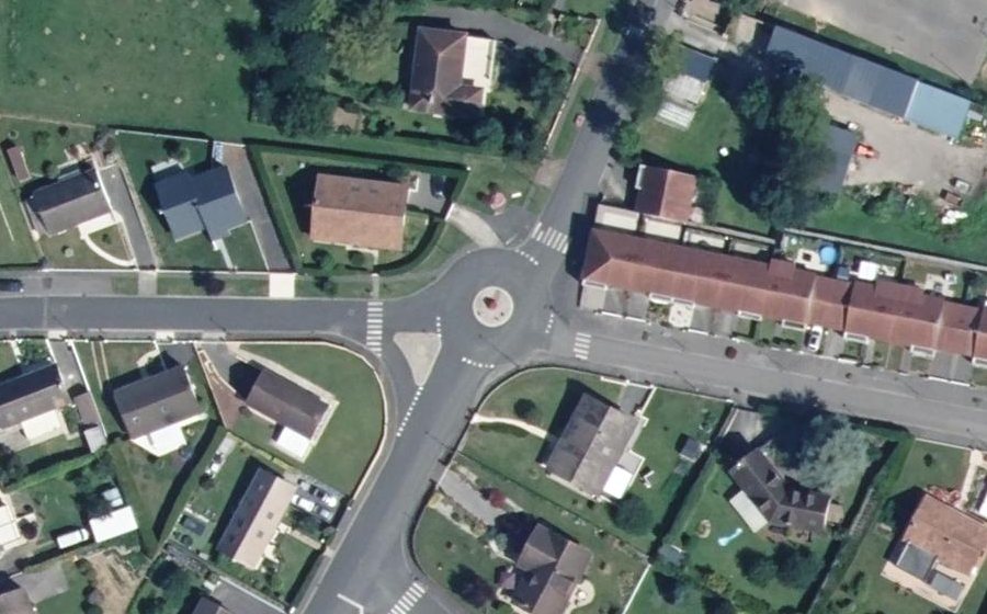 Vue aérienne du Rond-point anonyme n°160733334