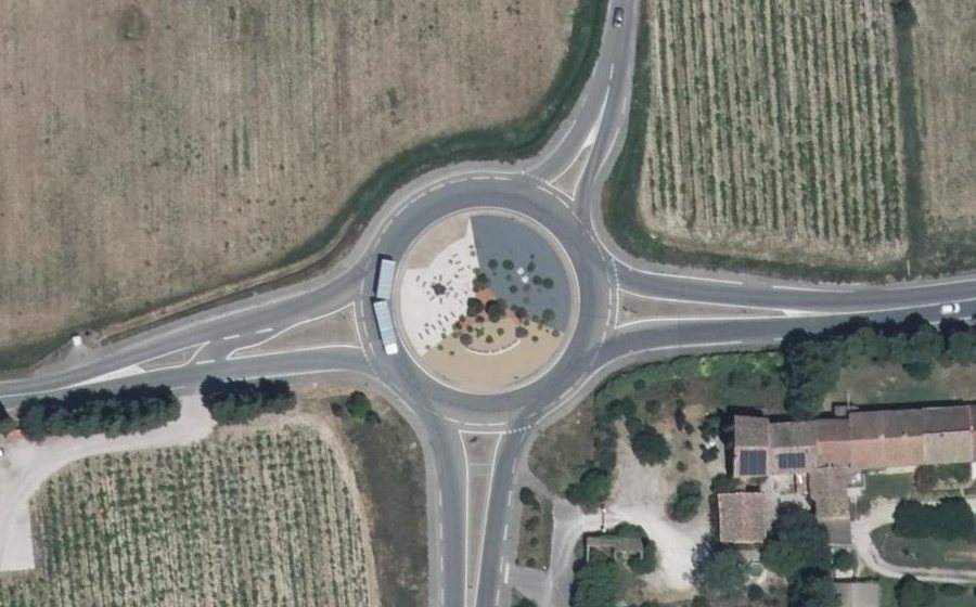 Vue aérienne du Rond-point anonyme n°160734832