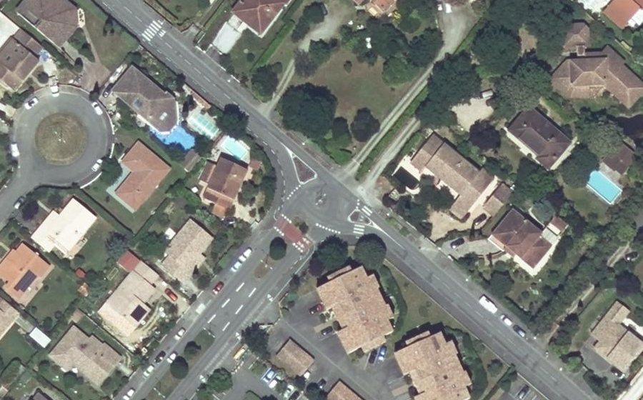 Vue aérienne du Rond-point anonyme n°160736963