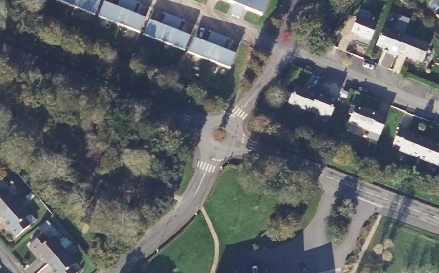 Vue aérienne du Rond-point anonyme n°160775193