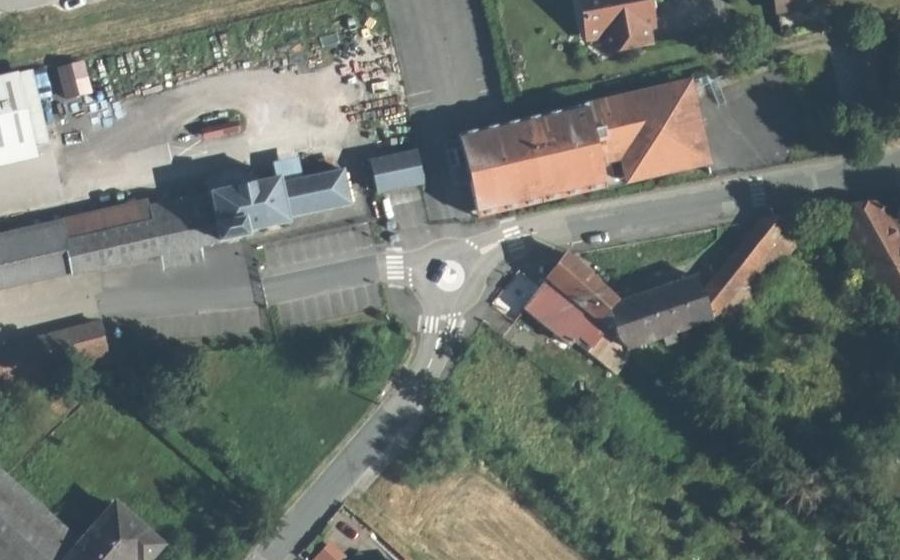 Vue aérienne du Rond-point anonyme n°160807666