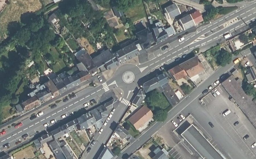 Vue aérienne du Rond-point anonyme n°160833831