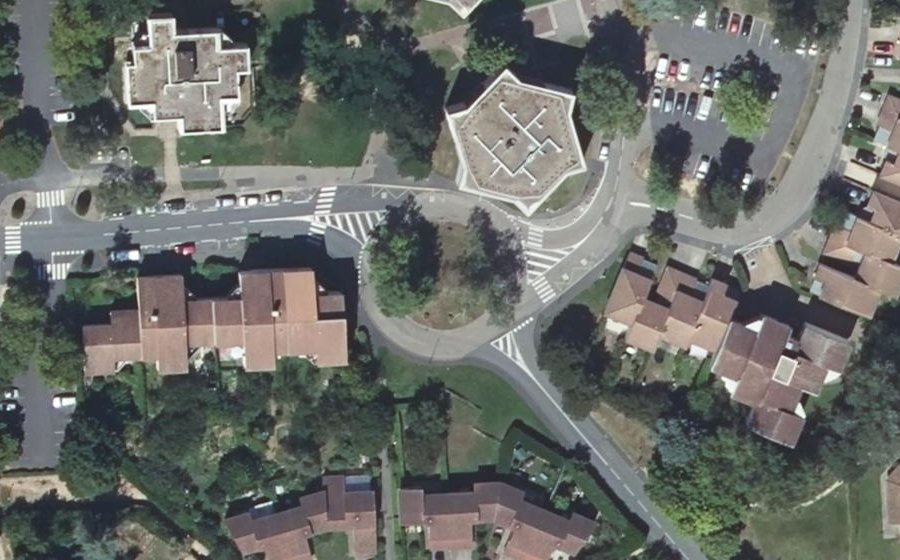 Vue aérienne du Rond-point anonyme n°160844241