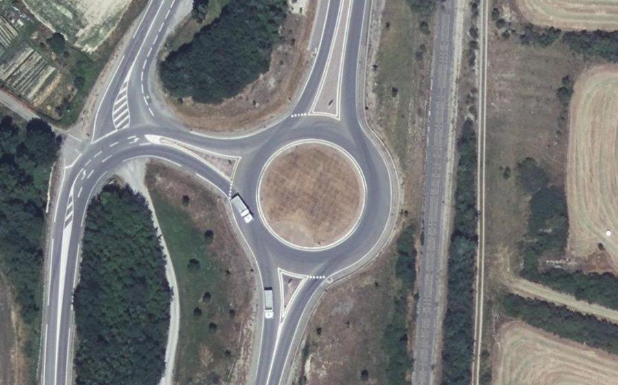 Vue aérienne du Rond-point anonyme n°160904879