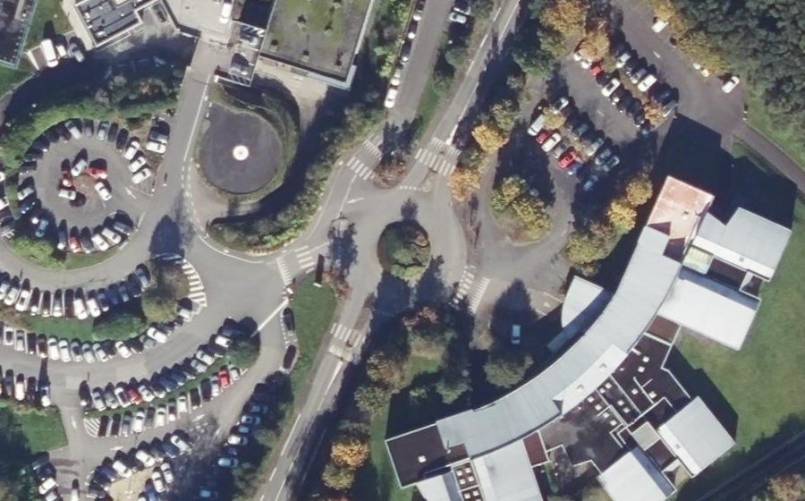 Vue aérienne du Rond-point anonyme n°160942358
