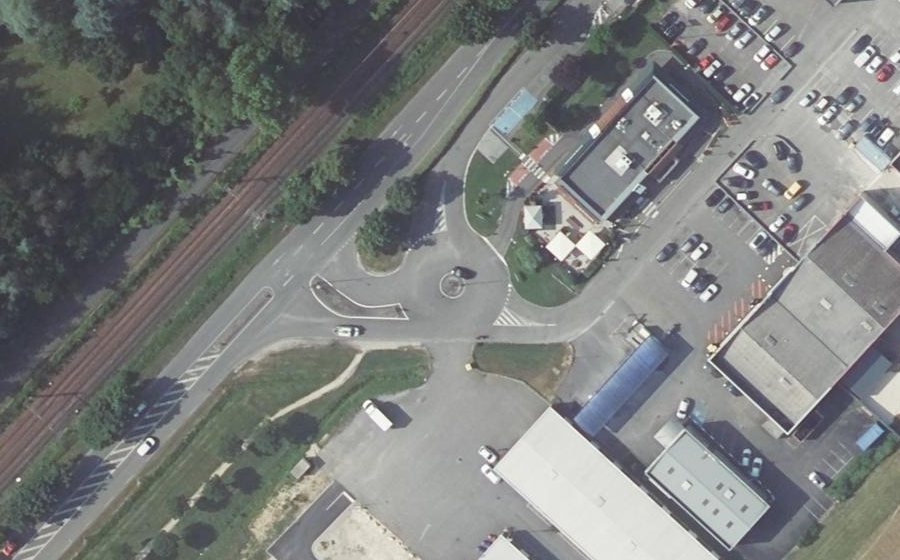 Vue aérienne du Rond-point anonyme n°160953204